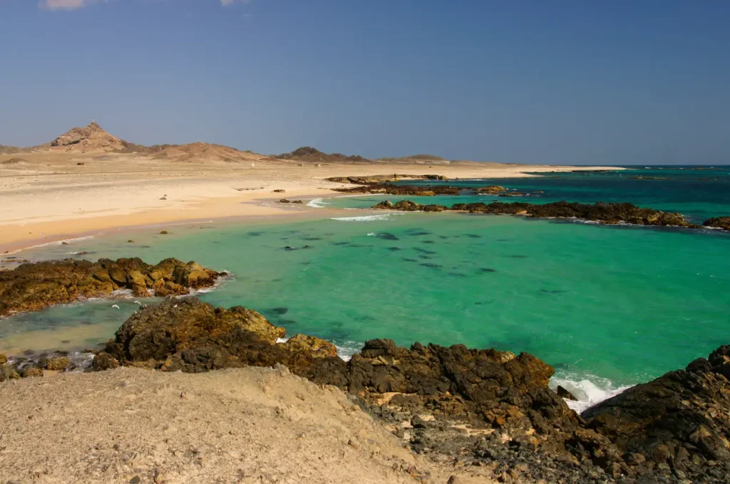kitespot masirah oman - skalnata obala s turkiznim morjem