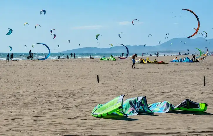 ulcinj kitespot crna gora - kajtarji na plazi z vecimi kiti